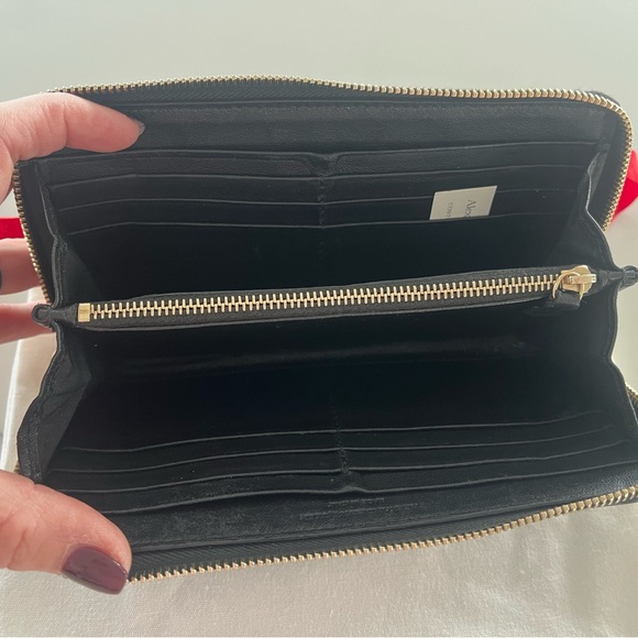 Alexander McQueen - Black Pebble
Leather Skull Zip-Around Oversized Wallet EUC - Picture 6 of 15